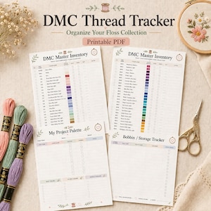 以下が含まれることがあります： DMCスレッドトラッカーの印刷可能なPDFのセット。ページには、DMCマスターインベントリ、プロジェクトパレット、ボビン/ストレージトラッキングのセクションが含まれています。画像には、ピンク、緑、紫の刺繍糸、金色のハサミ、刺繍枠も表示されています。