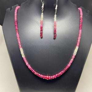 Halsketting van 50 cm met facetgeslepen rondelle kralen in natuurlijke robijnkleur en sterling zilveren sluiting, geboortesteen van juli, sieradenset met gratis oorbellen als cadeau.