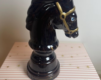 Encendedor de mesa grande de cerámica estilo MCM con caballo negro, estilo Hollywood Regency, de época.