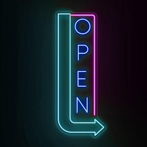 Könnte beinhalten: Neonschild mit dem Wort "OPEN" in weißen Buchstaben. Das Schild hat eine türkisfarbene Umrandung mit einem pinkfarbenen Rand auf der rechten Seite. Ein Pfeil zeigt nach rechts unten. Der Hintergrund ist schwarz.