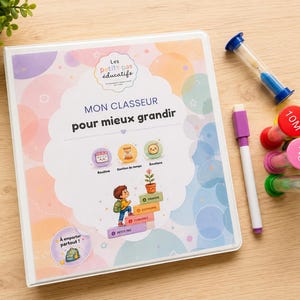Może przedstawiać: Biały segregator z tytułem Mon Classeur pour mieux grandir, pastelowymi wzorami kół, ilustracją dziecka wchodzącego po schodach oraz ikonami rutyny, zarządzania czasem i emocji. Zawiera biały marker i pięć klepsydr.