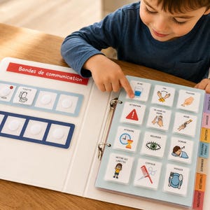 Może przedstawiać: Biały segregator komunikacyjny z czerwonym nagłówkiem z napisem Bandes de communication. Segregator zawiera wiele kwadratowych kart z ilustracjami i francuskim tekstem, w tym ikony przedstawiające picie, mycie rąk i spanie, uporządkowane za pomocą zakładek.