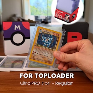 Puede incluir: Un protector de cartas r&iacute;gido transparente Ultra-PRO de 3 por 4 pulgadas que contiene una carta coleccionable de Machamp. La carta muestra un personaje azul de cuatro brazos con texto amarillo. El texto FOR TOPLOADER Ultra-PRO 3"X4" - Regular aparece debajo.