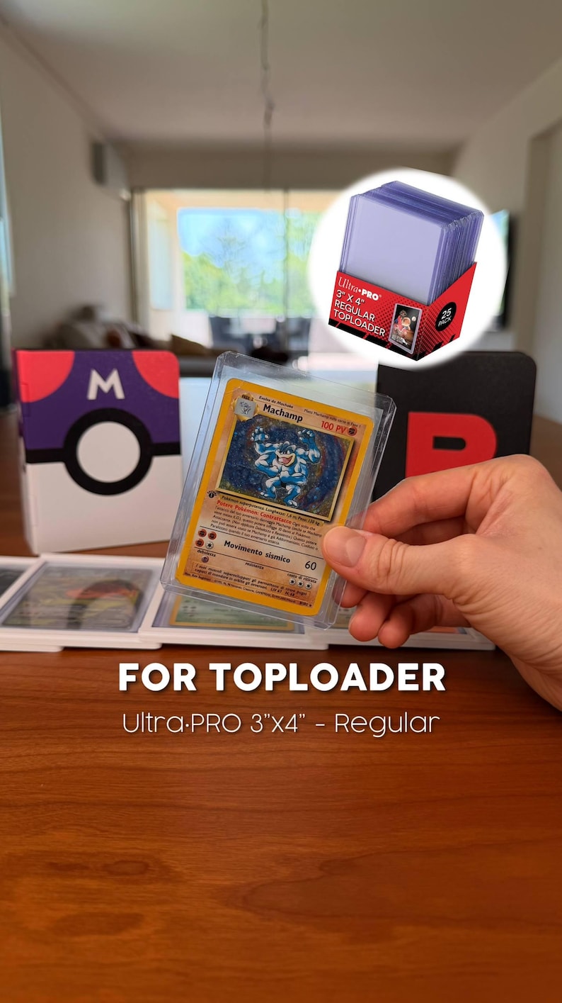 Puede incluir: Un protector de cartas r&iacute;gido transparente Ultra-PRO de 3 por 4 pulgadas que contiene una carta coleccionable de Machamp. La carta muestra un personaje azul de cuatro brazos con texto amarillo. El texto FOR TOPLOADER Ultra-PRO 3"X4" - Regular aparece debajo.