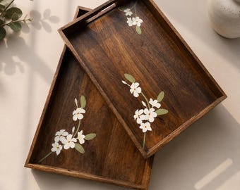 Handgeschilderd dienblad van mangohout met bloemen, rustieke keukenontbijtplank
