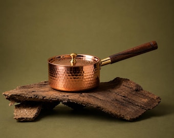 Casserole artisanale en cuivre martelé avec couvercle, revêtement étain, manche en bois, capacité 1 L