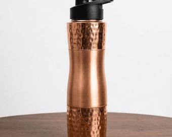 Zuiver koperen waterfles – gehamerde afwerking, klepdeksel, ayurvedische hydratatie (1000 ml)