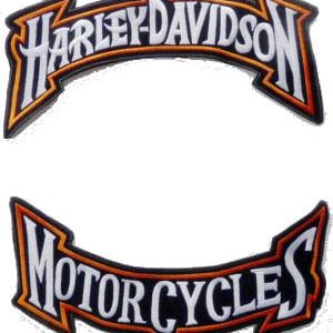 Peut inclure: Deux écussons brodés affichant le logo Harley-Davidson et le mot Motorcycles. Les écussons présentent des lettres blanches sur un fond noir avec des bordures orange et noires, conçus dans une forme arquée pour une application sur vêtement.