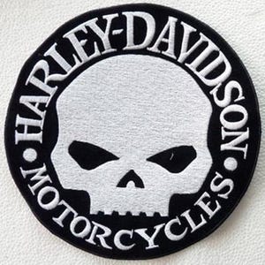 Pode incluir: Um emblema circular bordado com um gráfico de caveira branca centralizado dentro de uma borda preta. O texto HARLEY-DAVIDSON MOTORCYCLES está bordado em letras maiúsculas brancas ao redor do perímetro da borda circular preta.