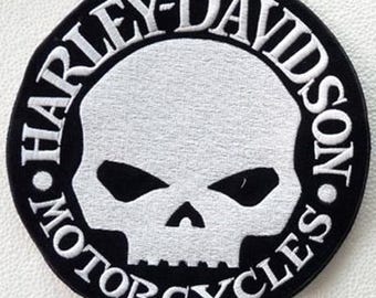 Parche pequeño de calavera de Harley Davidson, color blanco/plateado.