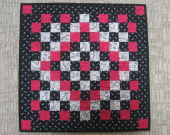 Quilted Table Topper, Trip Around the World Variation