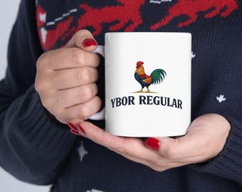 Taza de cerámica con el logo del gallo de Ybor City