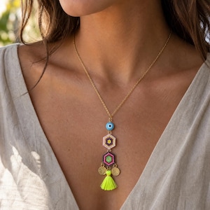 Handgemaakte Miyuki kralenketting met boze oog-hanger, geometrische zeshoekige hanger, limoengroene kwast en gouden ketting.