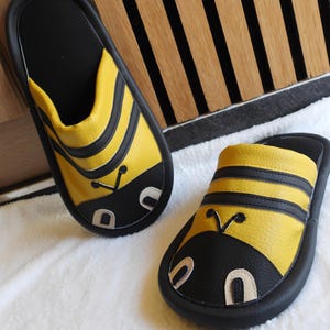 Puede incluir: Un juego de tres tazas de cerámica con un acabado moteado y mate. Las tazas son en tonos crema, gris claro y gris oscuro. Cada taza tiene un diseño simple y minimalista, ideal para café o té.