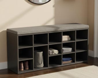 Modern förvaringsbänk med vadderad topp för hemorganisering i mörk klädsel