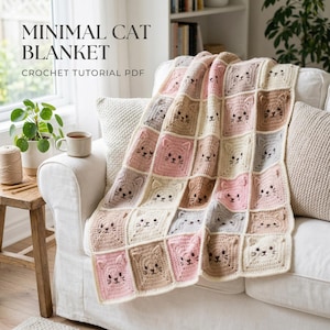 Puede incluir: Una manta de ganchillo en colores pastel con un patrón repetido de caras de gato. La manta, en tonos rosa, beige y gris, está sobre un sofá blanco. El texto dice "MINIMAL CAT BLANKET" y "CROCHET TUTORIAL PDF".
