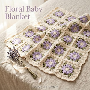 Può includere: Una coperta per neonati all'uncinetto color crema con un motivo floreale. Ogni quadrato presenta un fiore viola con foglie verdi. La coperta ha un bordo smerlato e il testo "Floral Baby Blanket" è visibile. Un mazzolino di lavanda con un nastro bianco è accanto alla coperta.