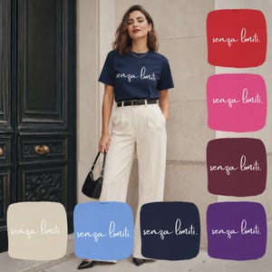 Könnte beinhalten: Ein kurzärmeliges dunkelblaues T-Shirt mit dem weißen kursiven Schriftzug "senza limiti." auf der Brust. Das Bild zeigt zudem eine Farbpalette mit neun weiteren T-Shirt-Optionen in Rot, Pink, Dunkelrot, Beige, Hellblau, Dunkelblau und Violett.