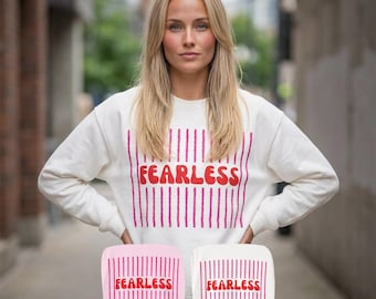 Statement Sweater "FEARLESS" – Crewneck mit pinken Streifen & rotem Print für Frauen – Geschenk Empowerment und Dopamine Dressing Style