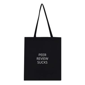 Può includere: Borsa tote nera con manici lunghi. La borsa presenta il testo bianco "PEER REVIEW SUCKS" al centro. La borsa è realizzata in un materiale nero pieno ed è progettata per trasportare oggetti.
