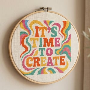 It's Time To Create – kruissteekpatroon, retro motiverende quote (pdf-download)