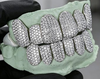 Conjunto completo de dentes Grillz personalizados com pavé em formato de favo de mel, coroas dentais cravejadas com moissanita VVS e banho de ouro 18K, joias dentárias personalizadas no estilo hip hop.