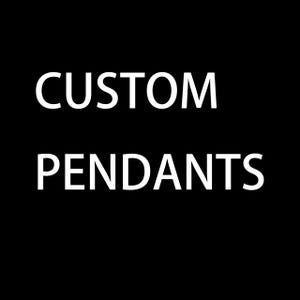 Op de afbeelding: Een zwarte achtergrond met de witte tekst CUSTOM PENDANTS in een strak, schreefloos lettertype. Het woord CUSTOM staat boven het woord PENDANTS, beide horizontaal gecentreerd op de effen zwarte achtergrond, wat zorgt voor een hoog contrast.