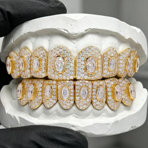 Grillz personalizzati, set completo superiore e inferiore, grillz con moissanite tempestata di diamanti, corona dentale con pietra centrale ovale a nido d'ape, gioiello hip hop, regalo per lui