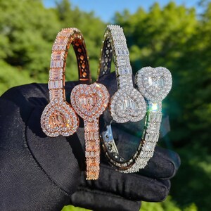 Pulsera tipo brazalete con corazón incrustado de diamantes de imitación, brazalete brillante estilo hip hop para la muñeca, accesorio unisex llamativo, regalo de San Valentín para hombres y mujeres.