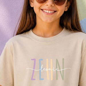 Personalisiertes Kinder T-Shirt zum 10. Geburtstag oder Wunschalter | mit Name und bunten Retro-Buchstaben | Partyshirt für Kinder