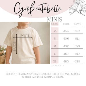 Puede incluir: Una tabla de tallas para camisetas infantiles titulada Gr&ouml;&szlig;entabelle Minis. Muestra una camiseta beige con flechas que indican el ancho y el largo, junto a una tabla que enumera las tallas de XS a XL con las medidas en cent&iacute;metros.