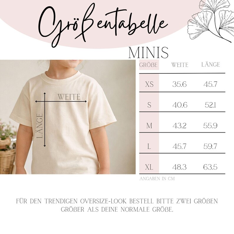 Puede incluir: Una tabla de tallas para camisetas infantiles titulada Gr&ouml;&szlig;entabelle Minis. Muestra una camiseta beige con flechas que indican el ancho y el largo, junto a una tabla que enumera las tallas de XS a XL con las medidas en cent&iacute;metros.
