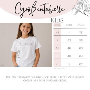 Puede incluir: Una tabla de tallas para camisetas de ni&ntilde;os titulada Gr&ouml;&szlig;entabelle, que muestra una camiseta blanca con flechas que indican ancho y largo. La tabla enumera tallas de XS a XL en cm, incluyendo instrucciones para un look oversize.