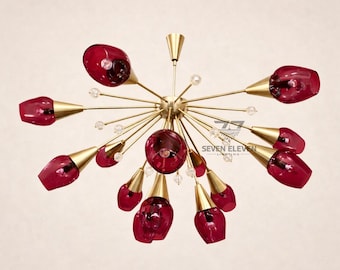 Żyrandol Sputnik z lat 50. XX wieku – bordowo-szklana oprawa mosiężna z połowy XX wieku