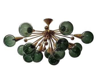 Moderne moderne koperen groene glazen kroonluchter uit het midden van de eeuw | Italiaanse Stilnovo Sputnik 14 Globe-plafondlamp | Art Deco Murano-verlichting uit de jaren 1920