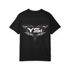 Könnte beinhalten: Schwarzes T-Shirt mit einem weißen, roten und schwarzen geometrischen Design auf dem Rücken. Das Design enthält die Buchstaben "YSI" in Weiß mit roten Akzenten und einer dreieckigen Form.