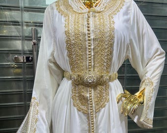 Luxuriöses weißes marokkanisches Takchita-Kaftankleid mit Goldstickerei – handgefertigter Brautkaftan, elegantes Outfit für Hochzeitsgäste