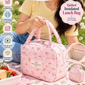 Op de afbeelding: Een roze gewatteerde geïsoleerde lunchtas met een klein bloemenpatroon, twee handvatten en een ritssluiting. De tas heeft een rechthoekig label met de tekst Pattern & Thread Studio. De afbeelding bevat iconen voor digitale download, printbare A4-patroondelen, gedetailleerde instructies, stap-voor-stap foto's en labels voor beginners.