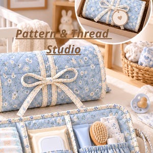 Puede incluir: Un organizador de pañales acolchado de color azul claro con un estampado floral blanco, atado con una cinta de tela a juego. El interior contiene varios bolsillos con artículos de cuidado para bebés, incluyendo un estuche de toallitas blanco, un tubo azul y un cepillo de madera.