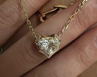 Colgante de moissanita incolora con corte en forma de corazón de 3,00 ct, collar con engaste geométrico.