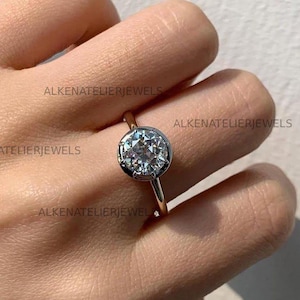 Anillo de compromiso redondo de moissanita, engaste georgiano con cierre de botón, anillo solitario de plata ennegrecida, anillo de boda con engaste de bisel y garras.