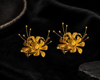 Gold Spider Lily Earrings, Higanbana Flower Studs, 3D Floral Statement Earrings, Botanical Jewelry, Elegant Gift for Her