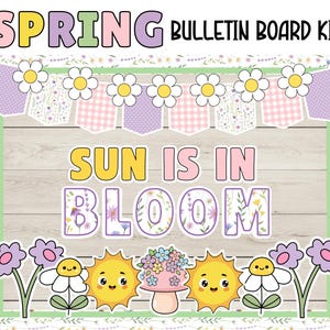 Op de afbeelding: Een lentethema prikbordkit met de woorden "SPRING BULLETIN BOARD KIT". Het ontwerp bevat madeliefjes slingers, de zin "SUN IS IN BLOOM" en diverse bloemen- en zonillustraties.