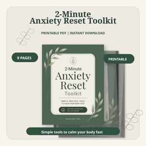 以下が含まれることがあります： 「2-Minute Anxiety Reset Toolkit」というタイトルのデジタルダウンロード。表紙は濃い緑色で、タイトルは白、花の模様が施されています。このツールキットは、体をすばやく落ち着かせるためのシンプルで実用的なツールを約束します。「Printable PDF | Instant Download」という言葉も表示されています。