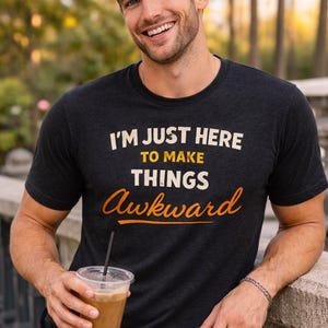 Puede incluir: Un juego de tres tazas de cerámica con un acabado mate moteado. Las tazas son de color crema, gris claro y gris oscuro. Cada taza tiene un diseño simple y minimalista y un asa redondeada.