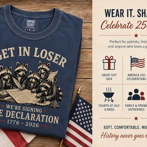 Puede incluir: Una camiseta azul marino con un gráfico de cinco mapaches reunidos alrededor de un documento. El texto dice GET IN LOSER WE'RE SIGNING THE DECLARATION 1776 - 2026. La camiseta tiene una etiqueta de la marca Comfort Colors en el cuello interior.