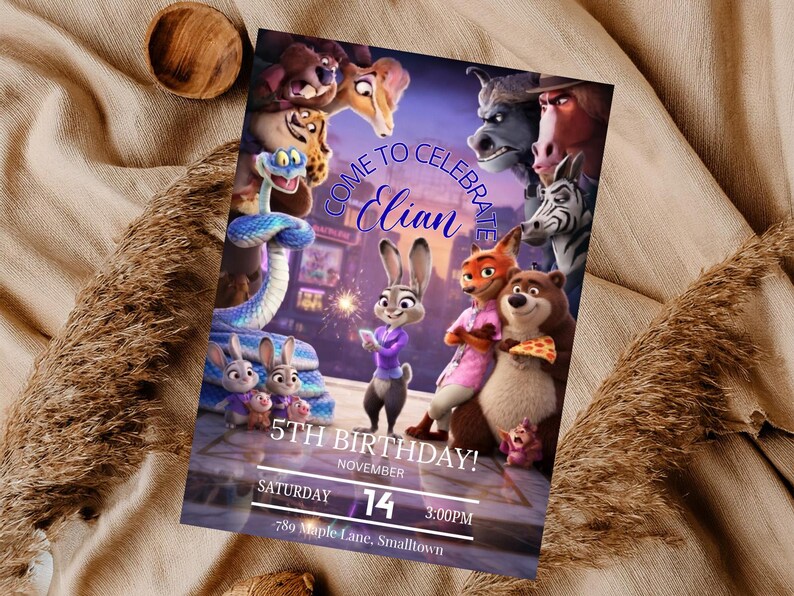 Puede incluir: Una colorida invitaci&oacute;n con personajes de la pel&iacute;cula animada Zootopia. La invitaci&oacute;n dice "Ven a celebrar a Elian" y "&iexcl;5&ordm; Cumplea&ntilde;os!" con la fecha y la hora. El dise&ntilde;o incluye varios personajes de animales.