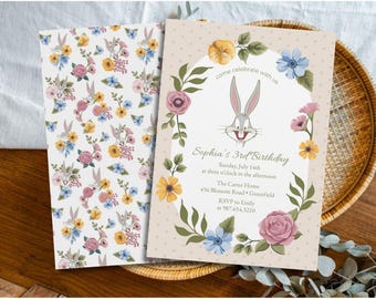 Plantilla editable de Canva para invitación de cumpleaños con diseño floral de conejito de dibujos animados, invitación imprimible para fiestas infantiles, descarga de invitación de cumpleaños con personajes en tonos pastel.