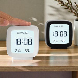 Reloj despertador digital minimalista con pantalla LED de temperatura, humedad y calendario para escritorio o mesa.
