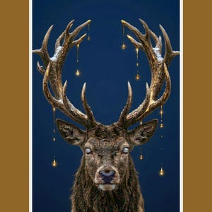 Puede incluir: Impresión digital de un ciervo con grandes cuernos, adornados con detalles dorados y gotas doradas. El ciervo tiene pelaje marrón sobre un fondo azul oscuro.